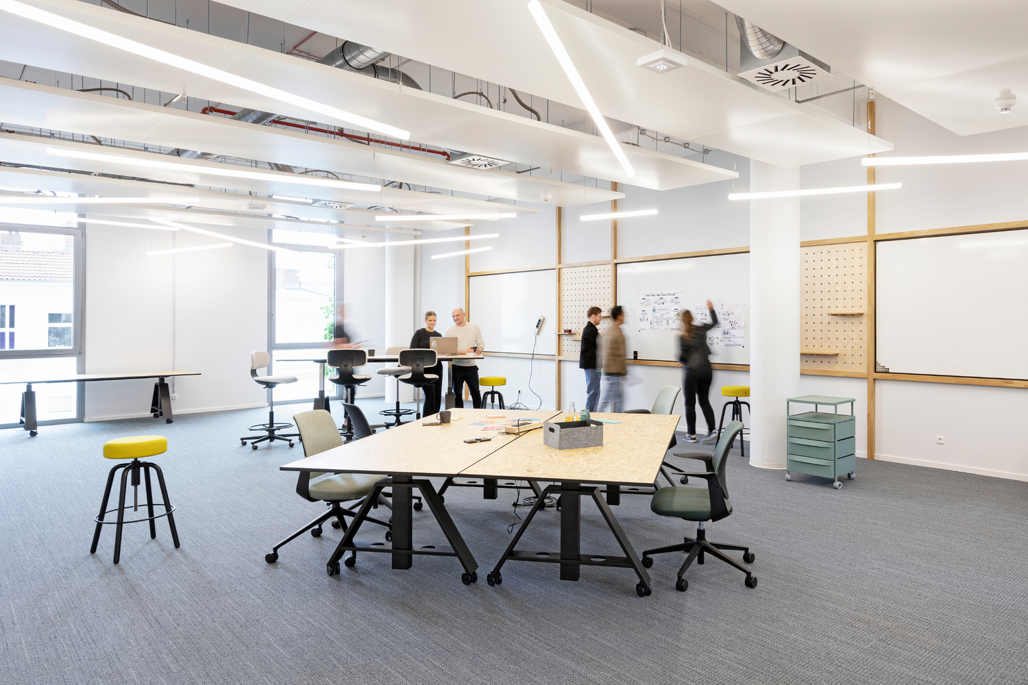 Flexible Tische für moderne Büros