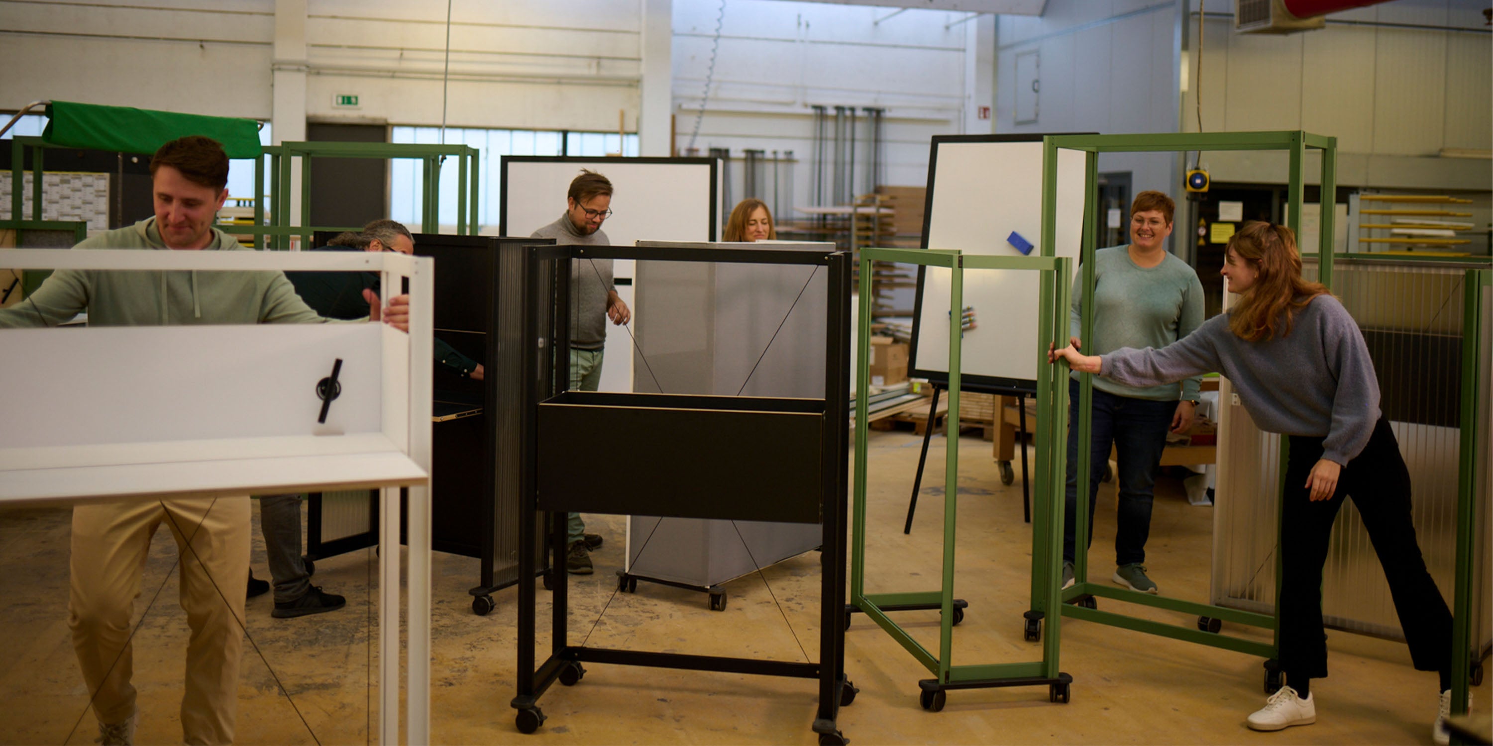 Mehrere flomo Module im modernen Büro-Setup mit Menschen