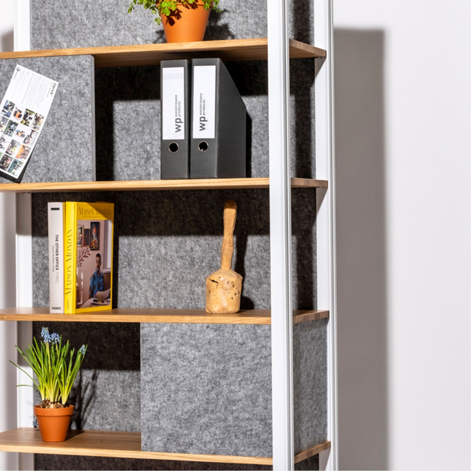 Flomo Arbeitsplatzsystem im modernen Zugbüro installiert