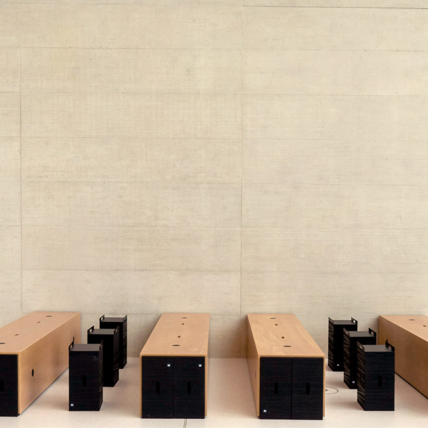 Modular table and seating elements: space companion U-Modul